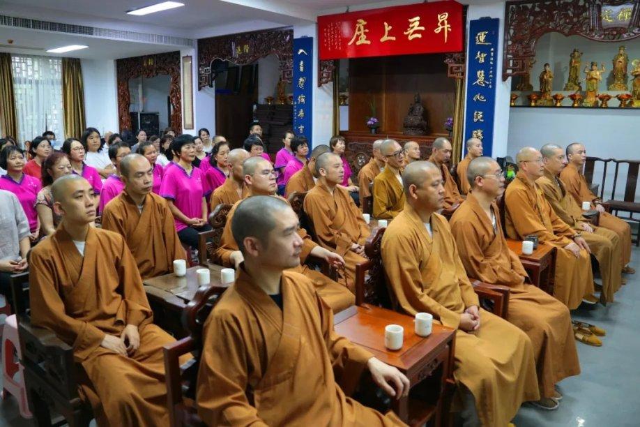 南昌东站免费充电候车椅启用！网友：好人性化的设计