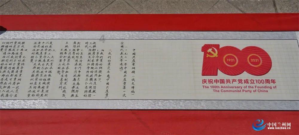 吃早餐的精致女孩