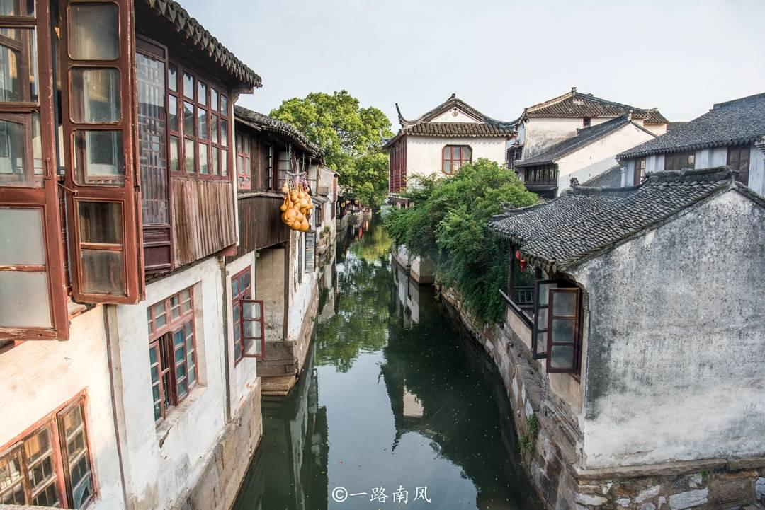 上升的白气球